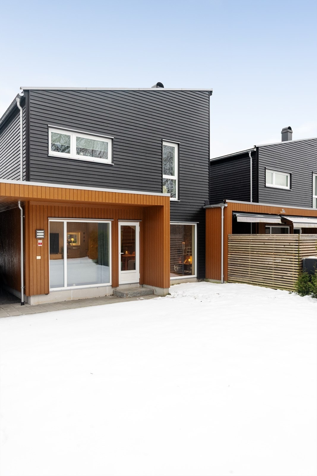 Hagen er fint skjermet mot nabo med levegg og hekk. Her er det god plass for utemøblement, lek og aktiviteter. Galleribilde