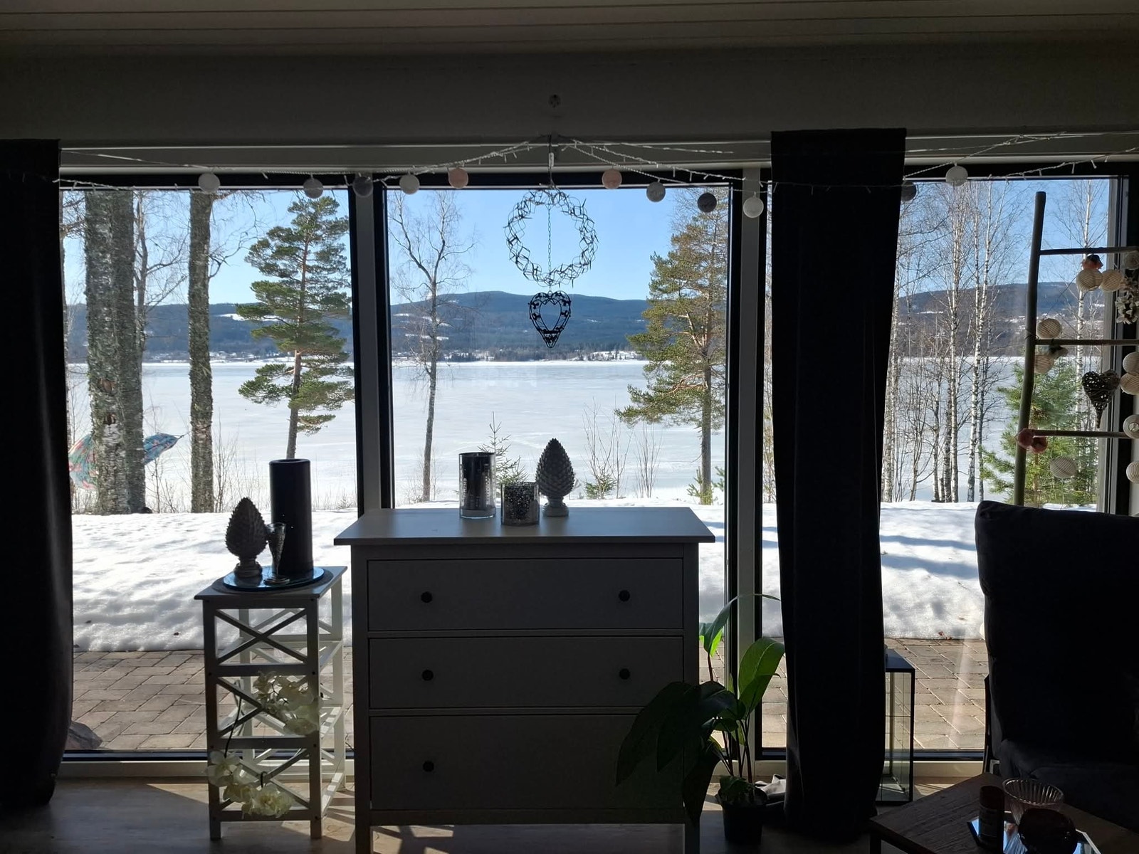 Store vindusflater ned mot strandlinja og sjøen Galleribilde