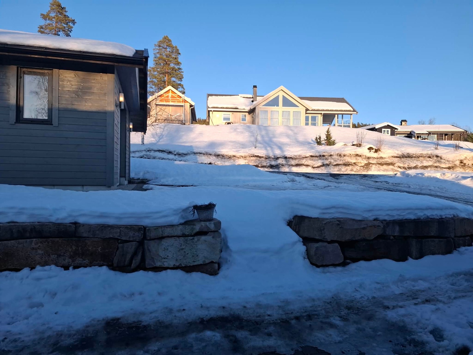 Gårdsplass og mot den romslige garasjen. Galleribilde