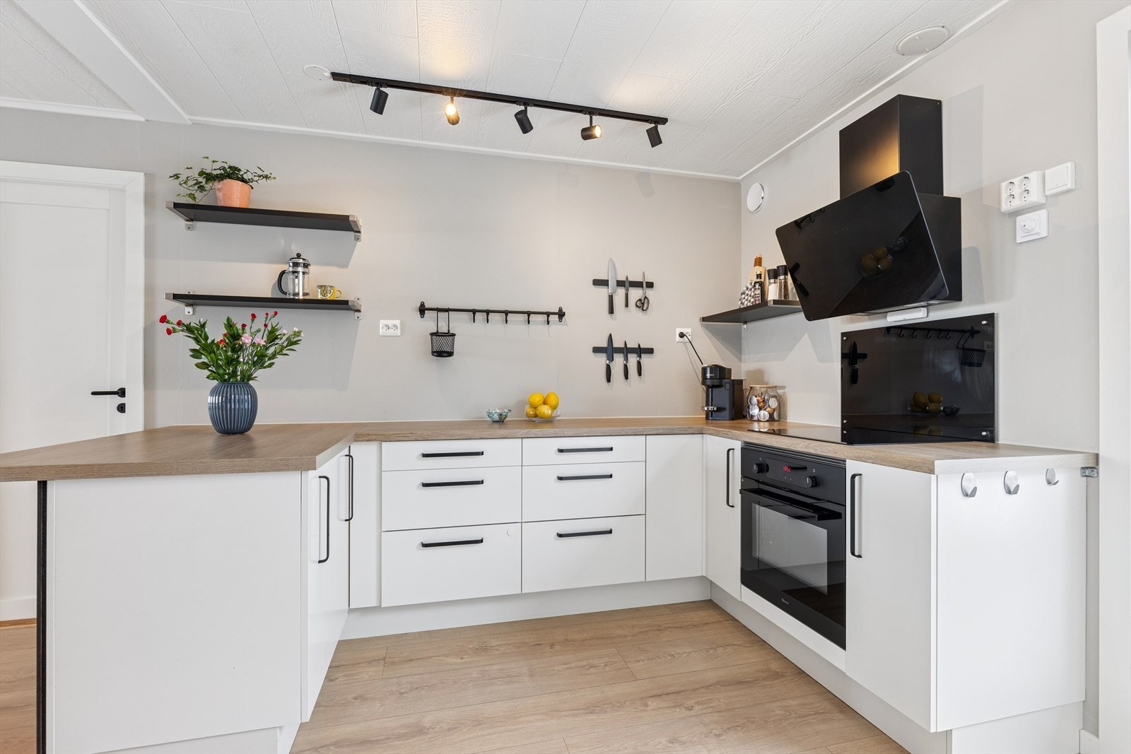 Romslig kjøkken med god benke- og skuffeplass Galleribilde