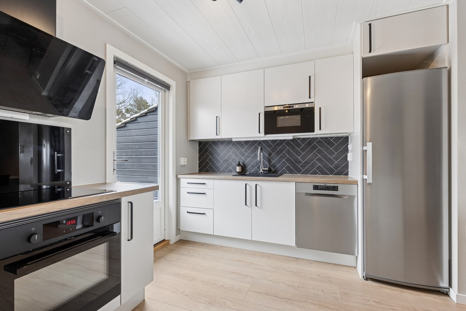 Kjøkkenet er svært praktisk og det er godt med skapplass. Hvitevarer på kjøkken medfølger Galleribilde