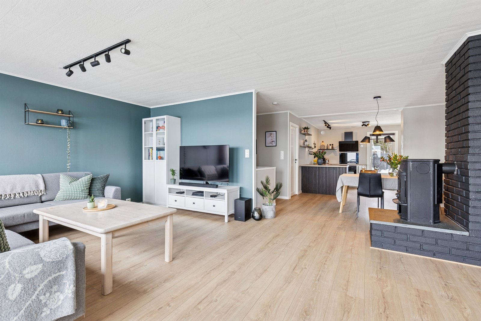 Stue, spisestue og kjøkken i god harmoni som binder hovedetasjen sammen Galleribilde