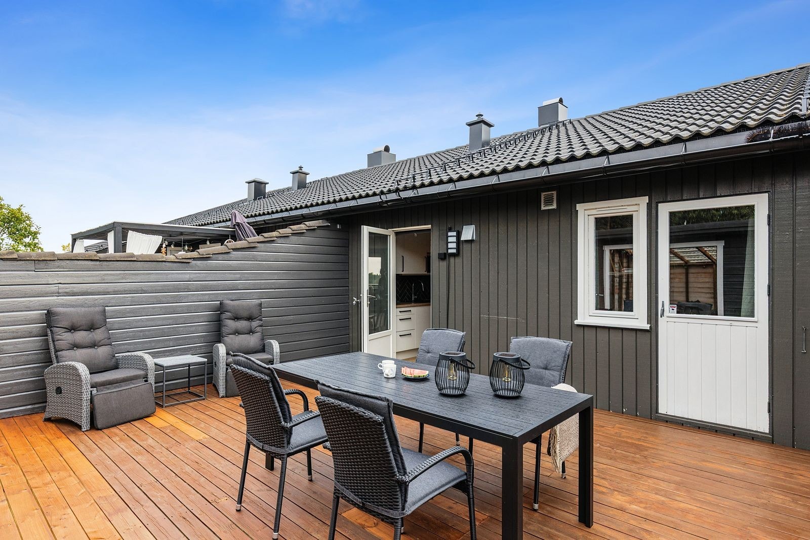 Her kan fine gode dager nytes med direkte utgang i fra både kjøkken og soverom Galleribilde