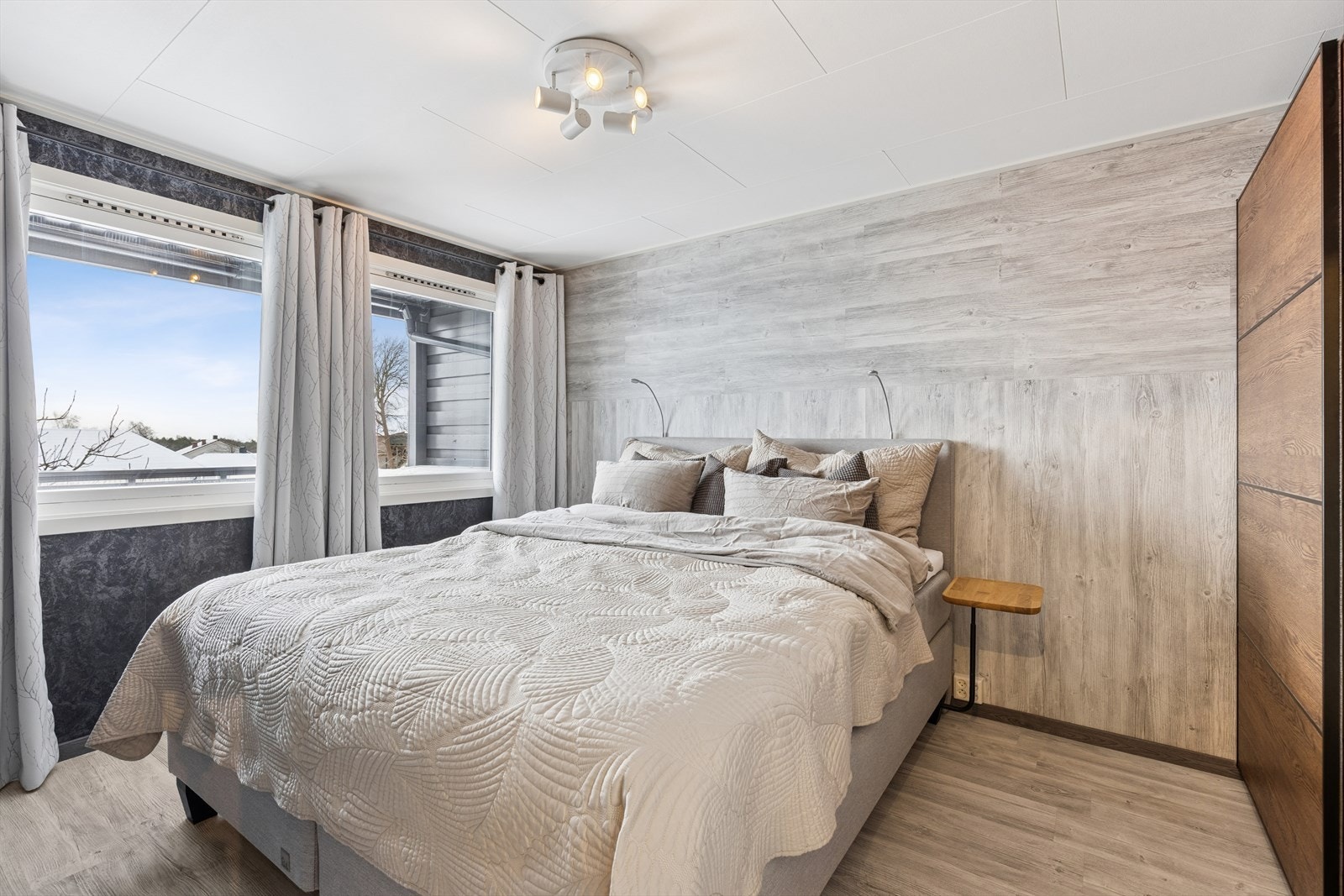 Hovedsoverom i 1.etasje - Romslig rom med plass til stor seng og god garderobeløsning Galleribilde