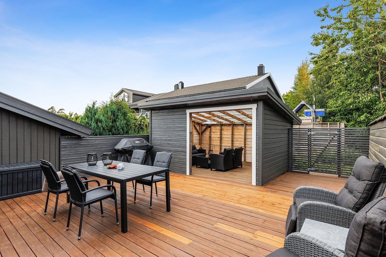 Usjenert, privat og solrik terrasse med hagestue (Litt av terrassen står over tomtegrensen og hagestuen er ikke omsøkt) Galleribilde