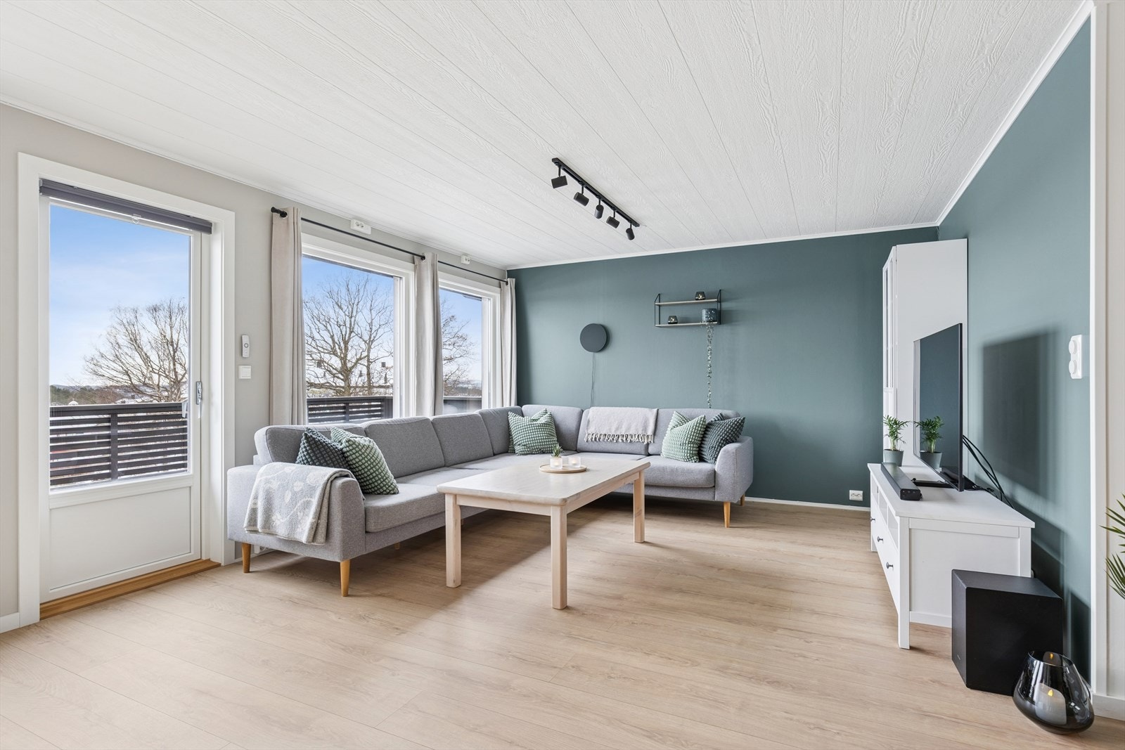 Lekre farger, god planløsning og store vinduer med fritt utsyn gjør boligen innbydende og attraktiv Galleribilde