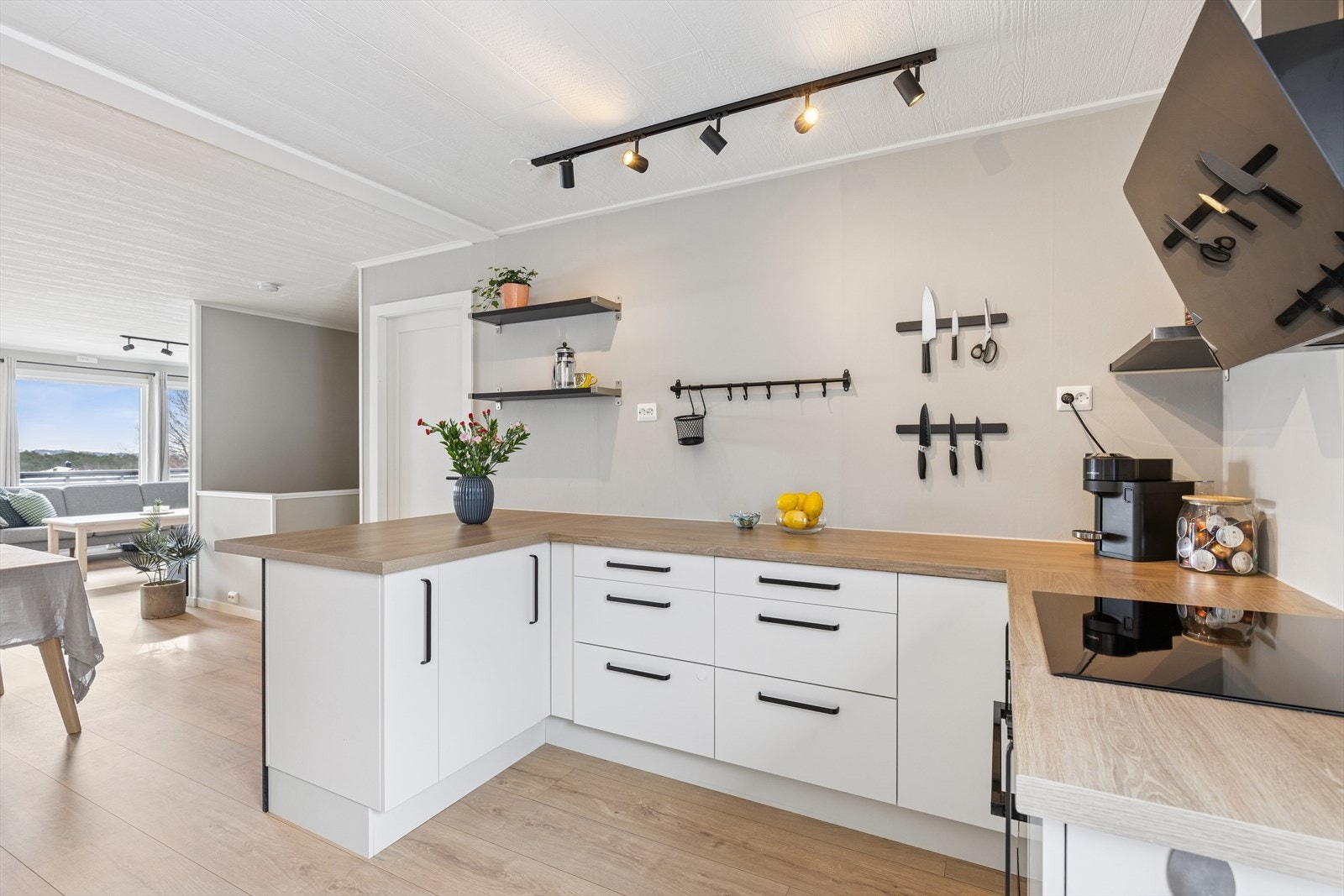 Kjøkken i forlengelse av stue og spisestue Galleribilde