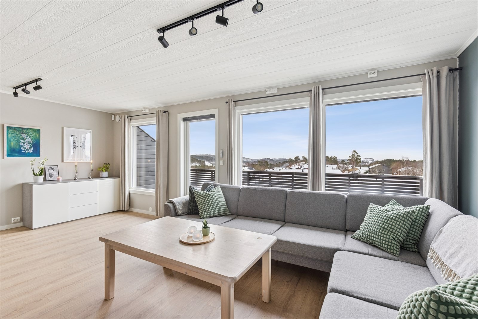 Det er fritt og godt utsyn med pen utsikt i fra stue og veranda Galleribilde