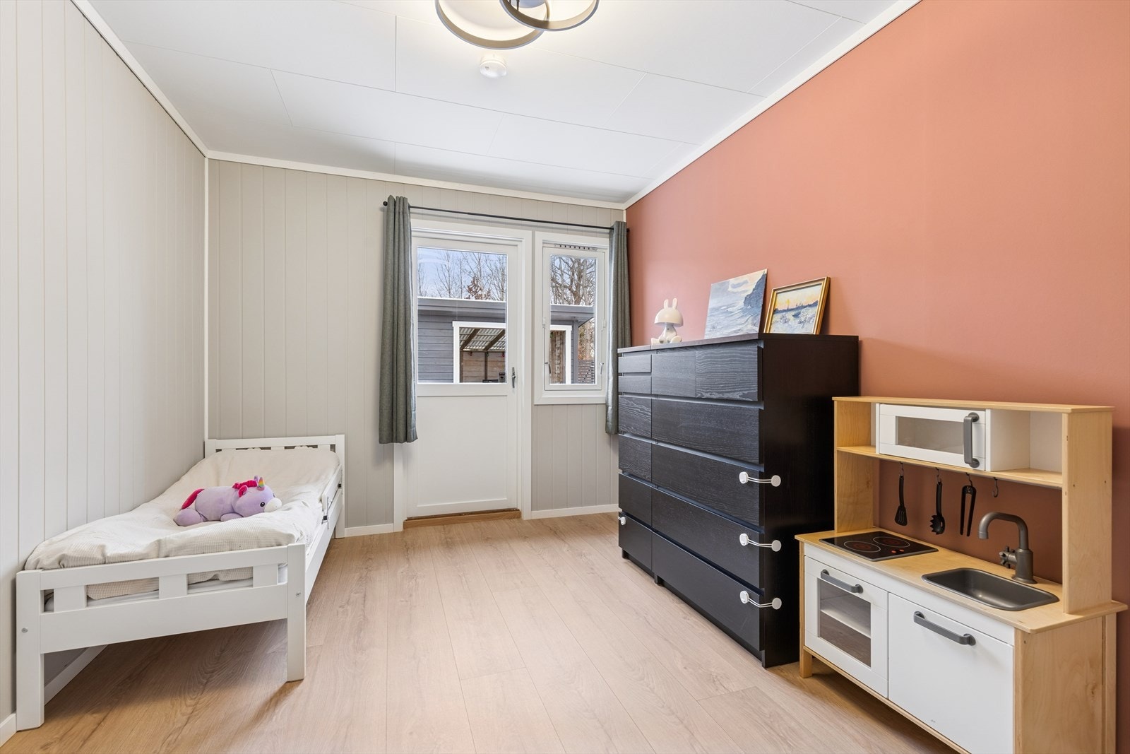 Soverom i 2.etasje. Direkte utgang til terrassen Galleribilde