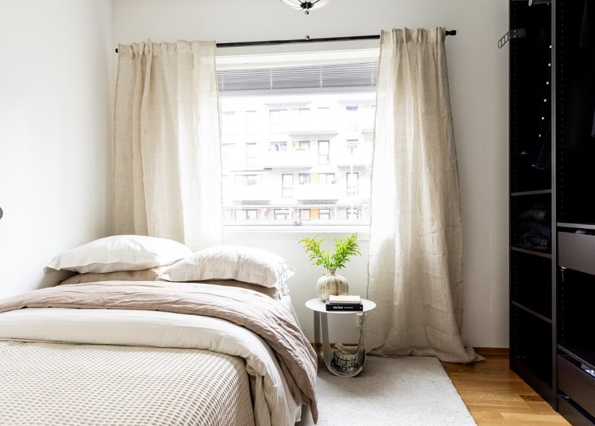 Boligens andre soverom er også av god størrelse med plass til seng. Garderobeskap medfølger Galleribilde