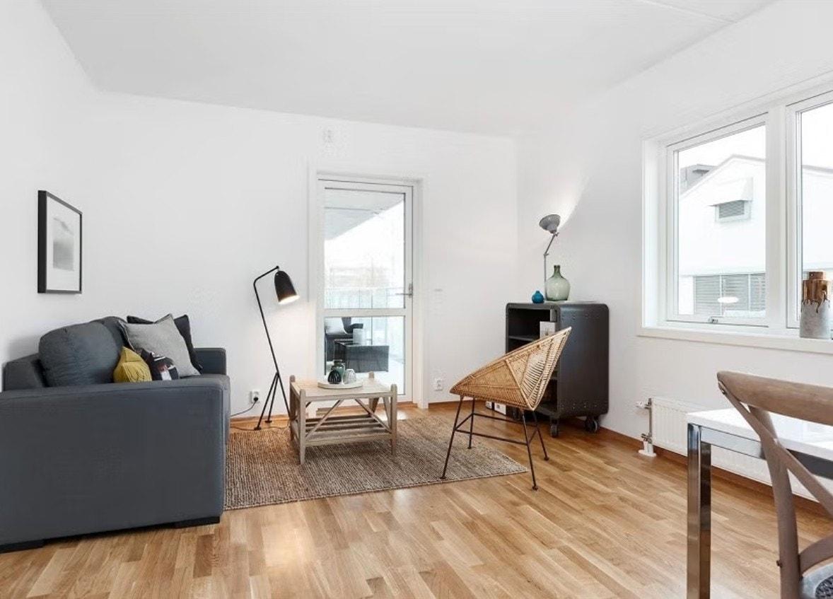 Romslig stue med plass til sofa- og spisegruppe Galleribilde