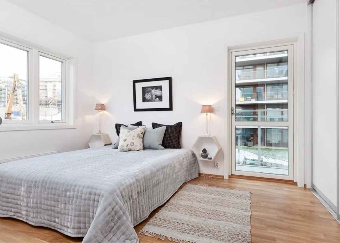 Stort hovedsoverom med skyvedørsgarderobe Galleribilde