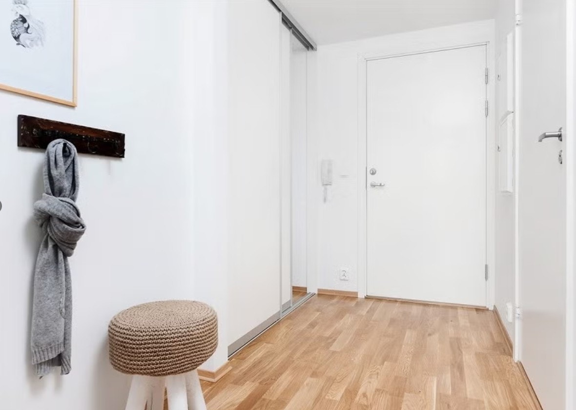 Entre med skyvedørsgarderobe - er i dag malt i en lun farge Galleribilde