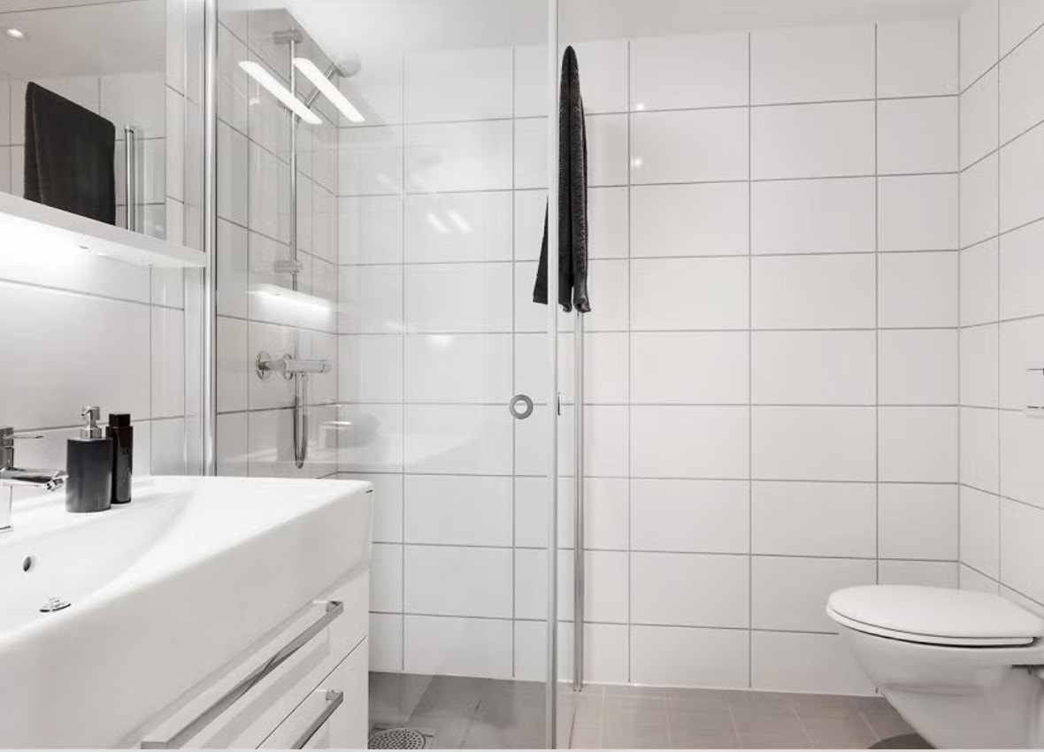 Pent flislagt bad med varme i gulv og vaskemaskin Galleribilde