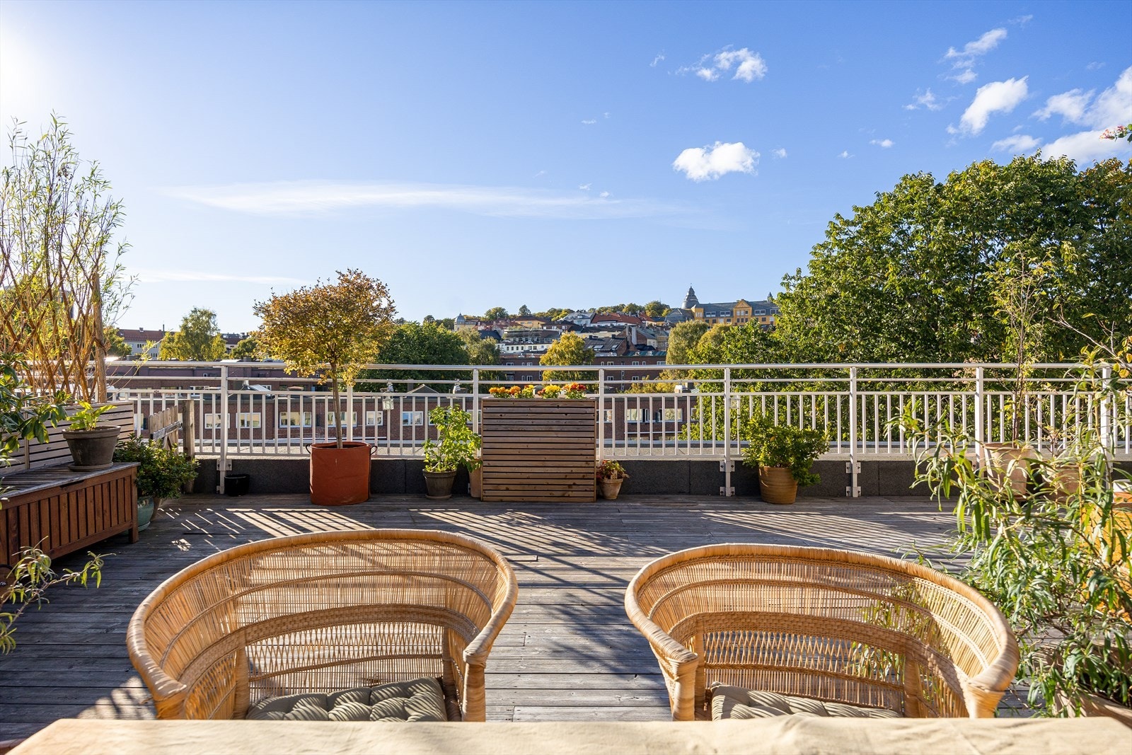 Her får du en råflott 2-roms med en magisk takterrasse! Merk at takterrassen er innredet noe annerledes i dag. Et arbeid med utbedring av taket ble satt i gang vinter 2025. Arbeidet blir ferdigstilt våren 2026 med nye fliser. Galleribilde