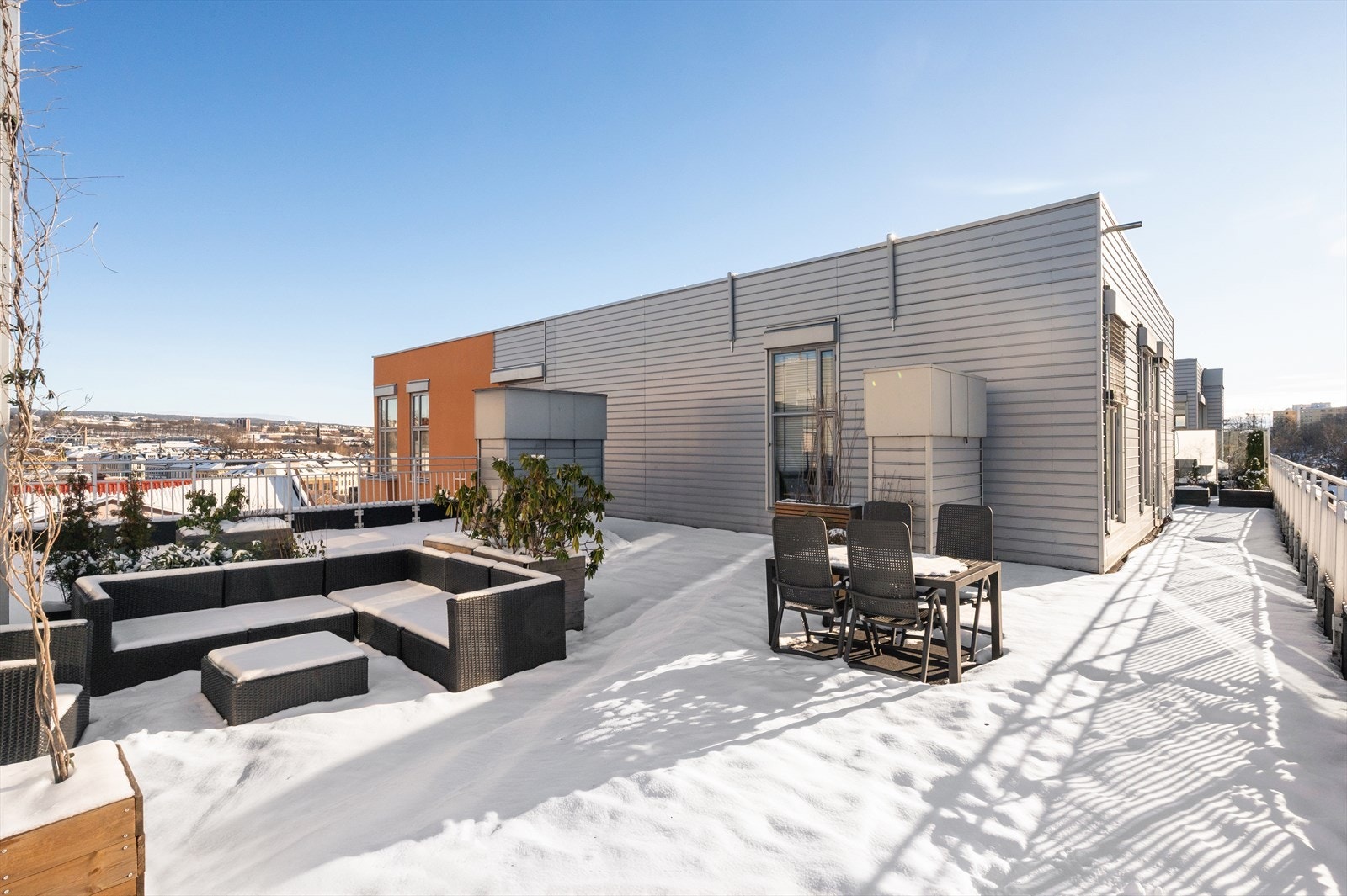 Egen, privat takterrasse på ca. 75 kvm hvor man har rikelig med boltreplass og optimale solforhold. Se sommerbilder for å se takterrassens avgrensning. Galleribilde