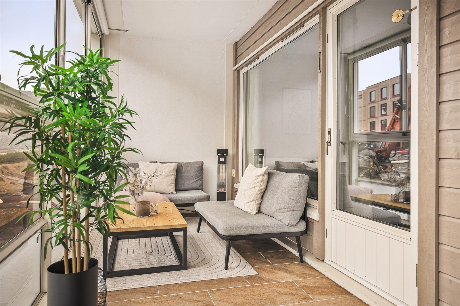 Leiligheten ligger godt plassert i ytterste blokk i borettslaget og har stor innglasset balkong vendt mot vest. Galleribilde