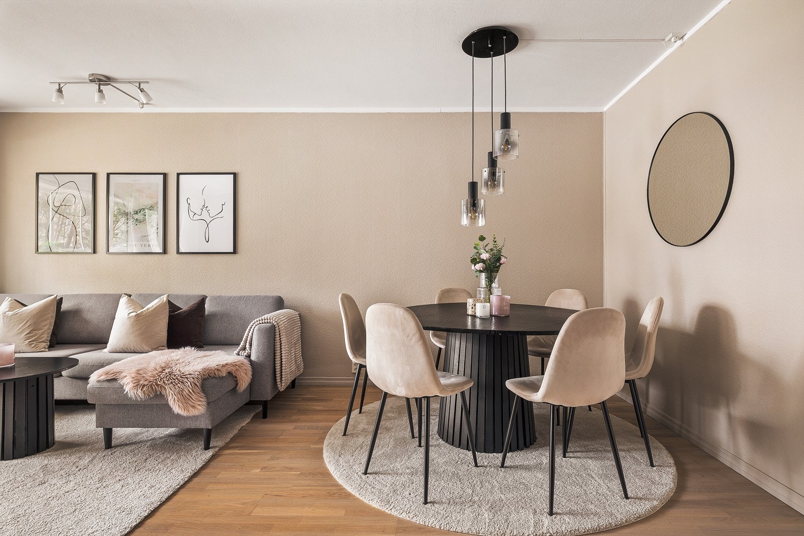 Leiligheten oppleves moderne og gjennomført, med fin takhøyde samt farger og gulv som gir et rolig og pent helhetsinntrykk. Galleribilde