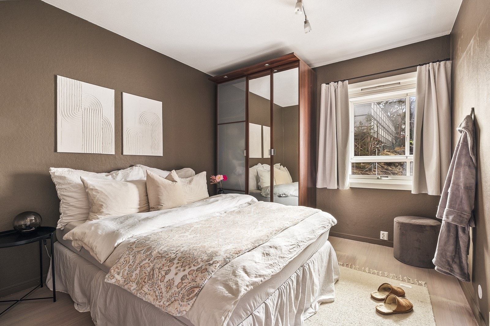 Nøytrale fargevalg og gode lysforhold gir et innbydende soverom med plass til det nødvendige. Galleribilde