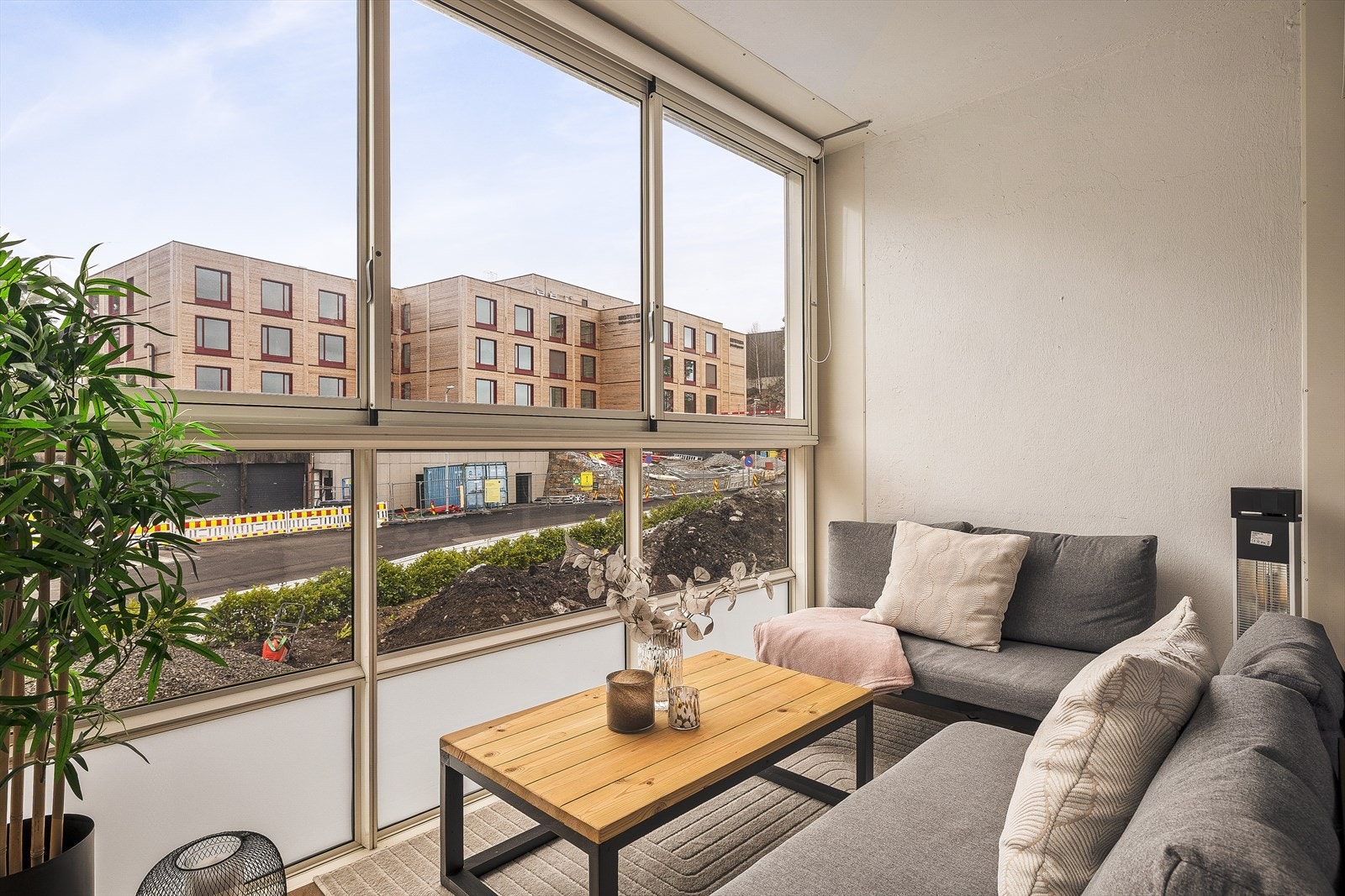 Balkongen er på hele 12 kvm og gir deg et romslig og lunt uteområde året rundt. Galleribilde