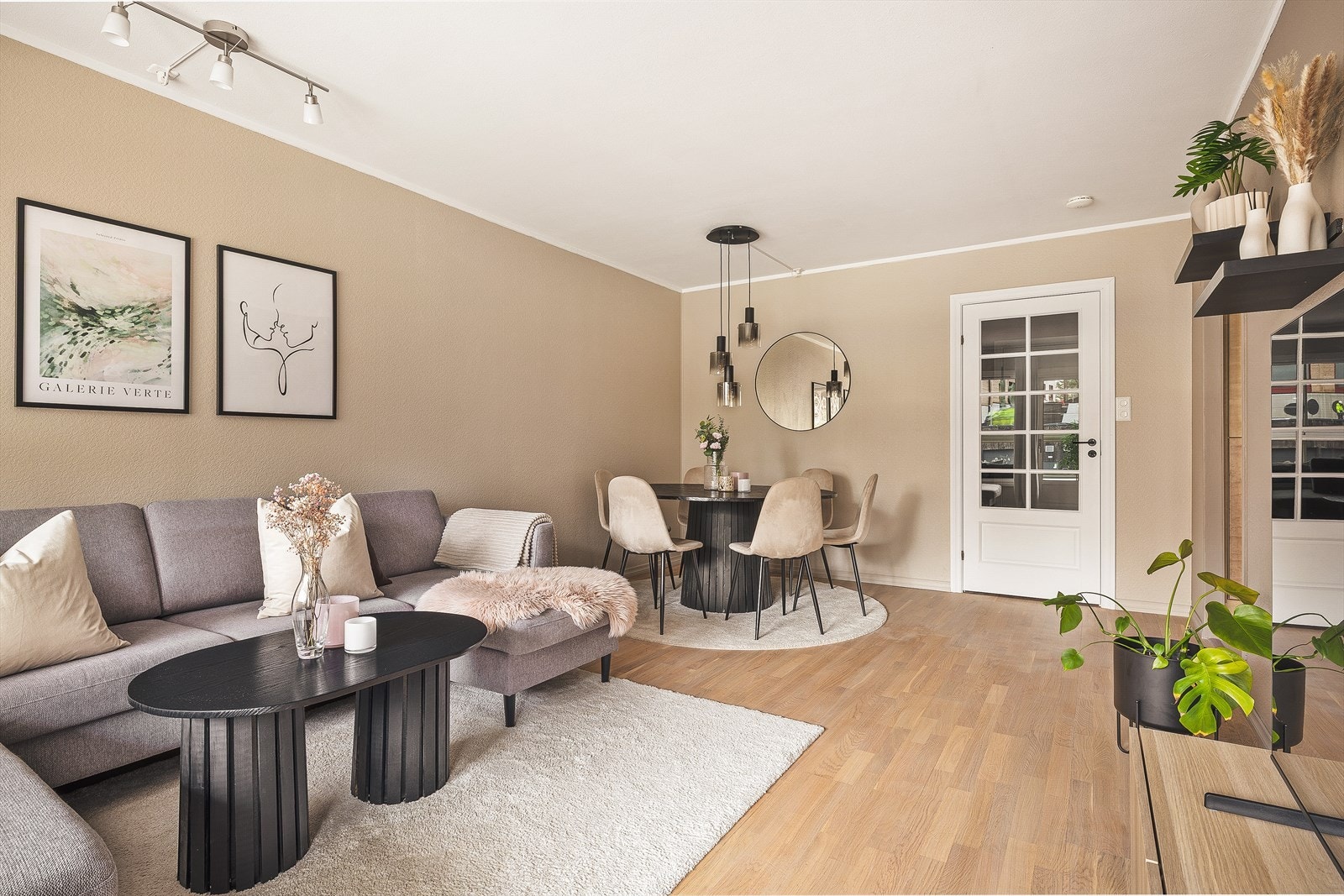 Stor og innbydende stue med god plass til både sofakrok og spiseplass. Galleribilde