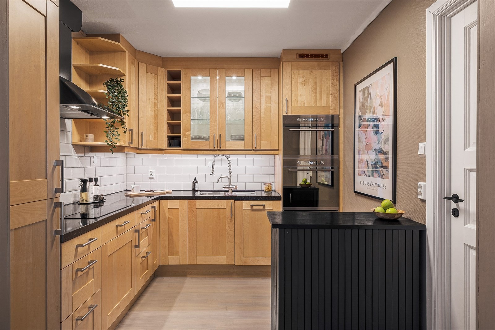 Kjøkkenet er utstyrt med integrert induksjonstopp, stekeovn, kjøleskap med frysedel, oppvaskmaskin og micro, alt sømløst bygget inn for et helhetlig uttrykk. Galleribilde