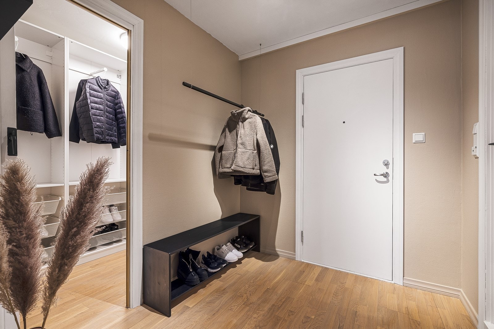 Innbydende entré med egen walk-in-løsning som holder boligen ryddig og organisert. Galleribilde