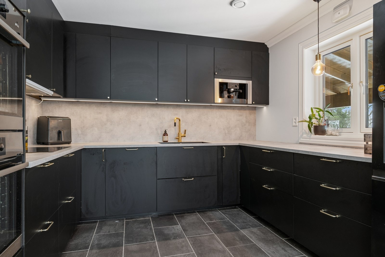 Pen kjøkkeninnredning fra 2023 med 2 integrerte stekeovner. Det er også integrert oppvaskmaskin og espressomaskin. Galleribilde