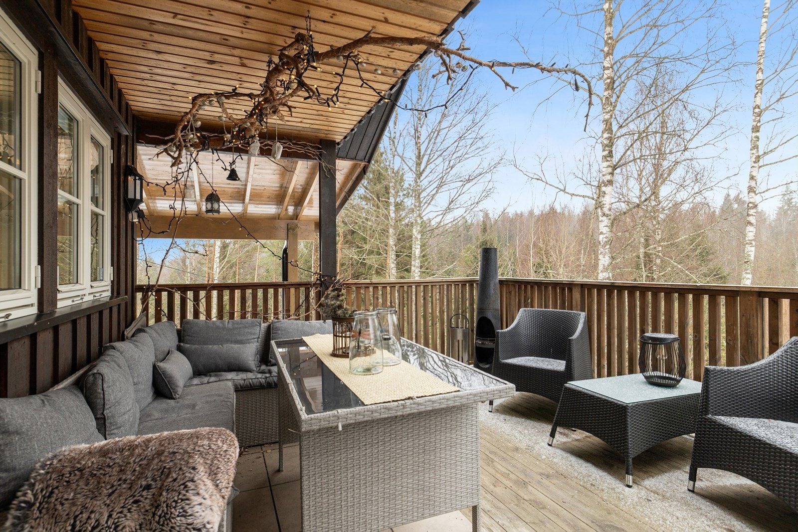 Solrik og delvis overbygd terrasse Galleribilde