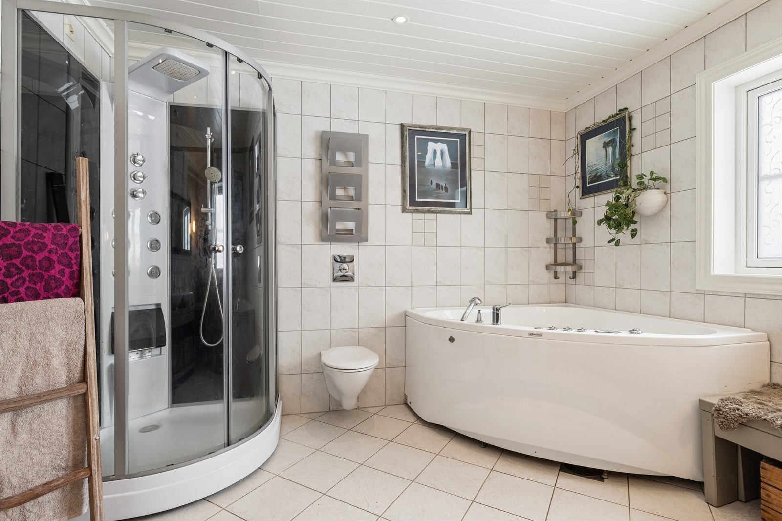 Badet har også vegghengt toalett samt dobbelt servant og opplegg for vaskemaskin Galleribilde