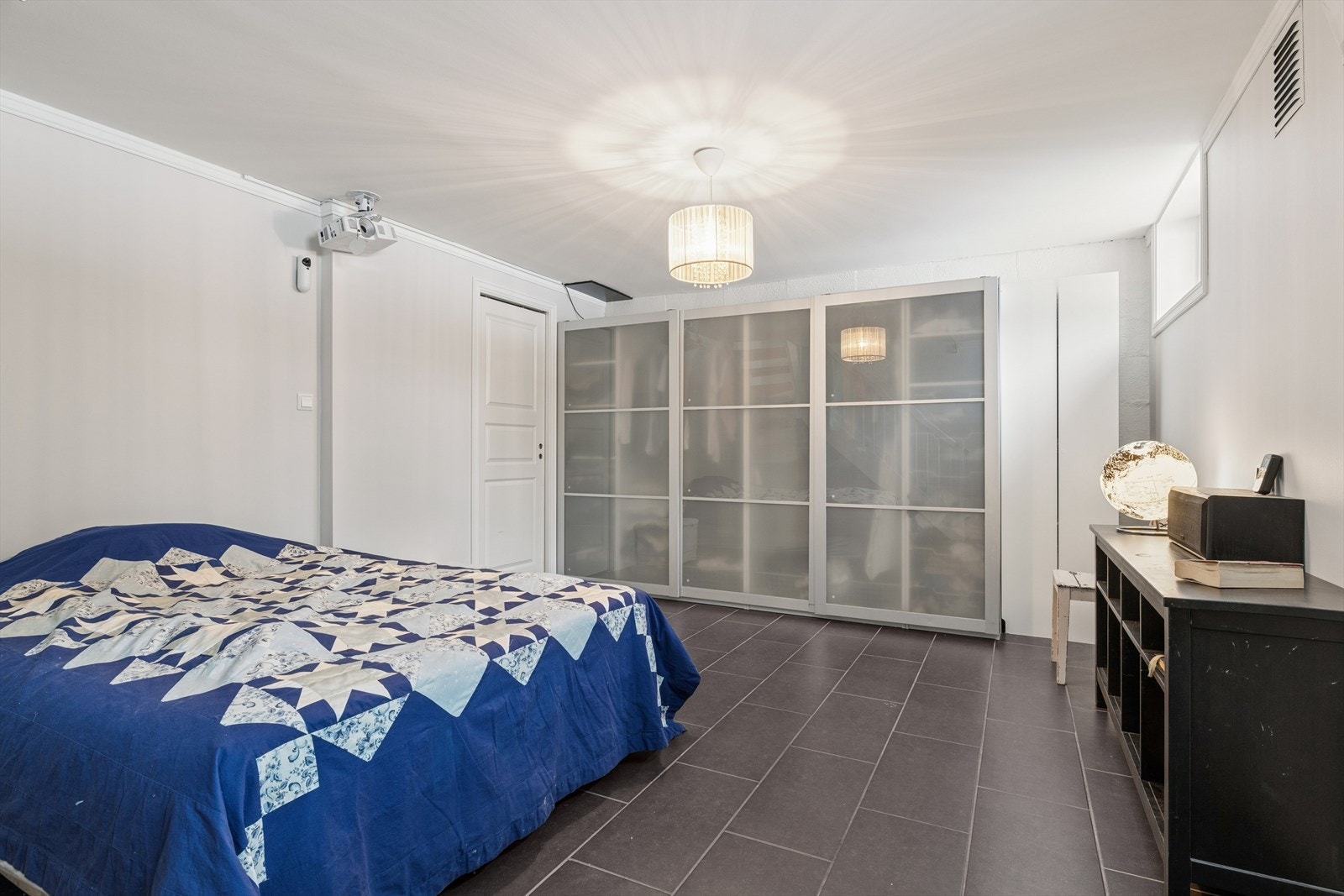 Stue i underetasjen tilknyttet hovedetasjen Galleribilde