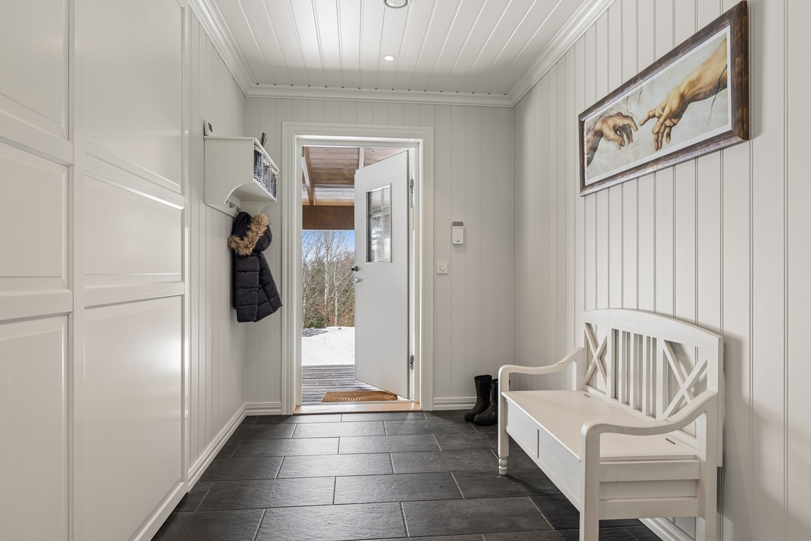 Romslig entrè med skyvedørsgarderobe Galleribilde