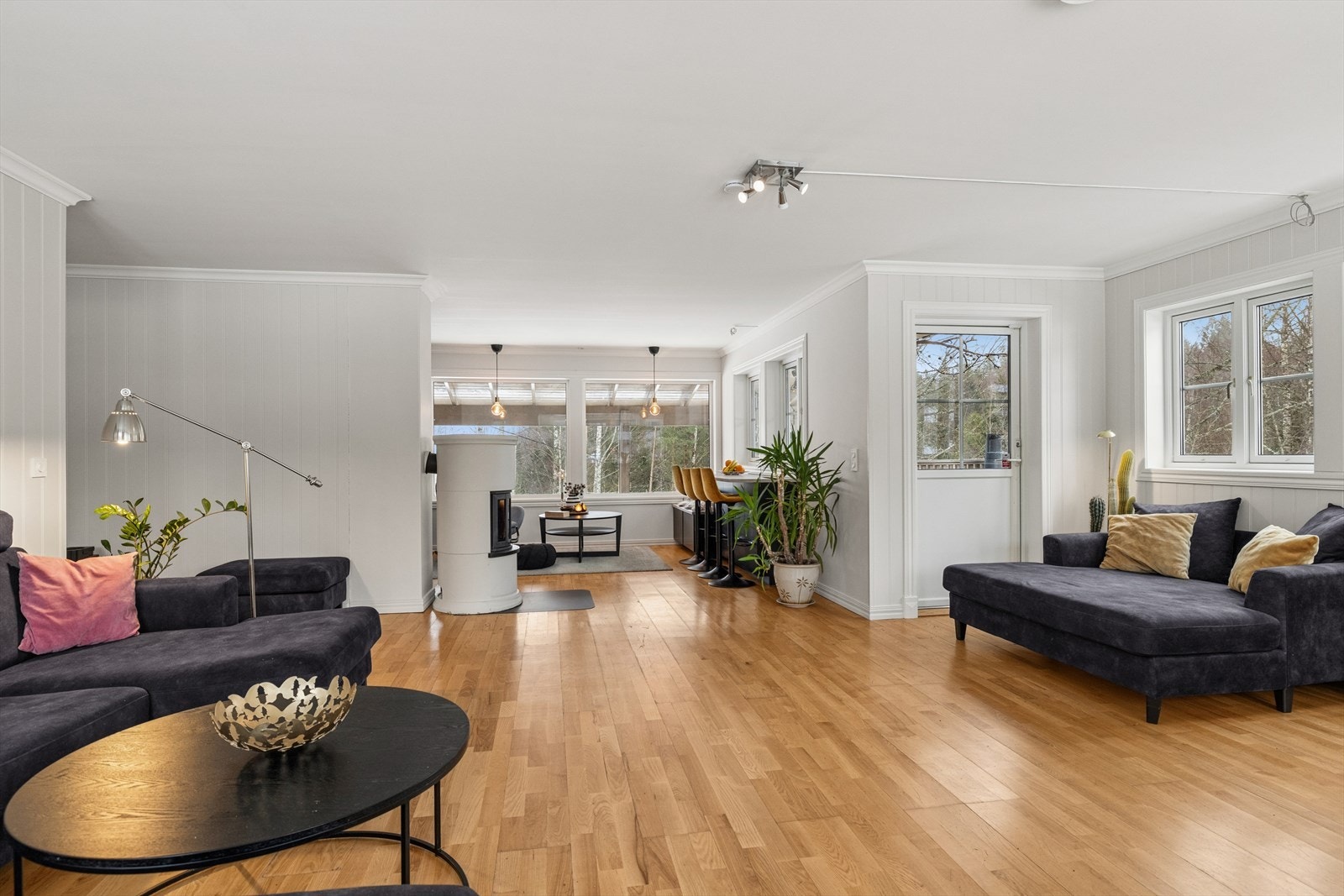 Stuen har oppvarming fra både peisovn og vannbåren varme Galleribilde