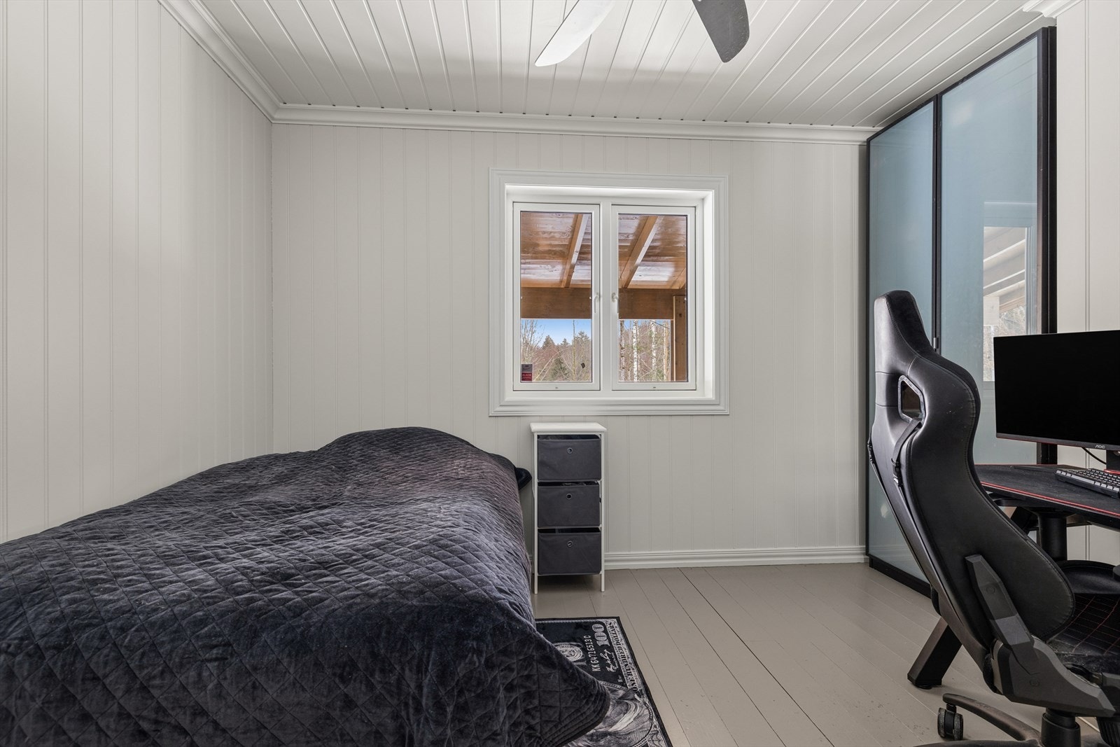 Soverom med garderobeskap Galleribilde