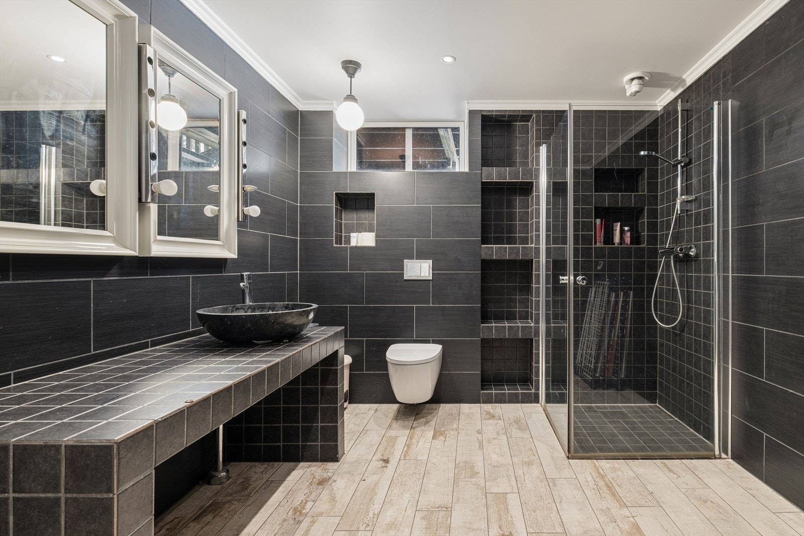 Flislagt bad i utleid del Galleribilde