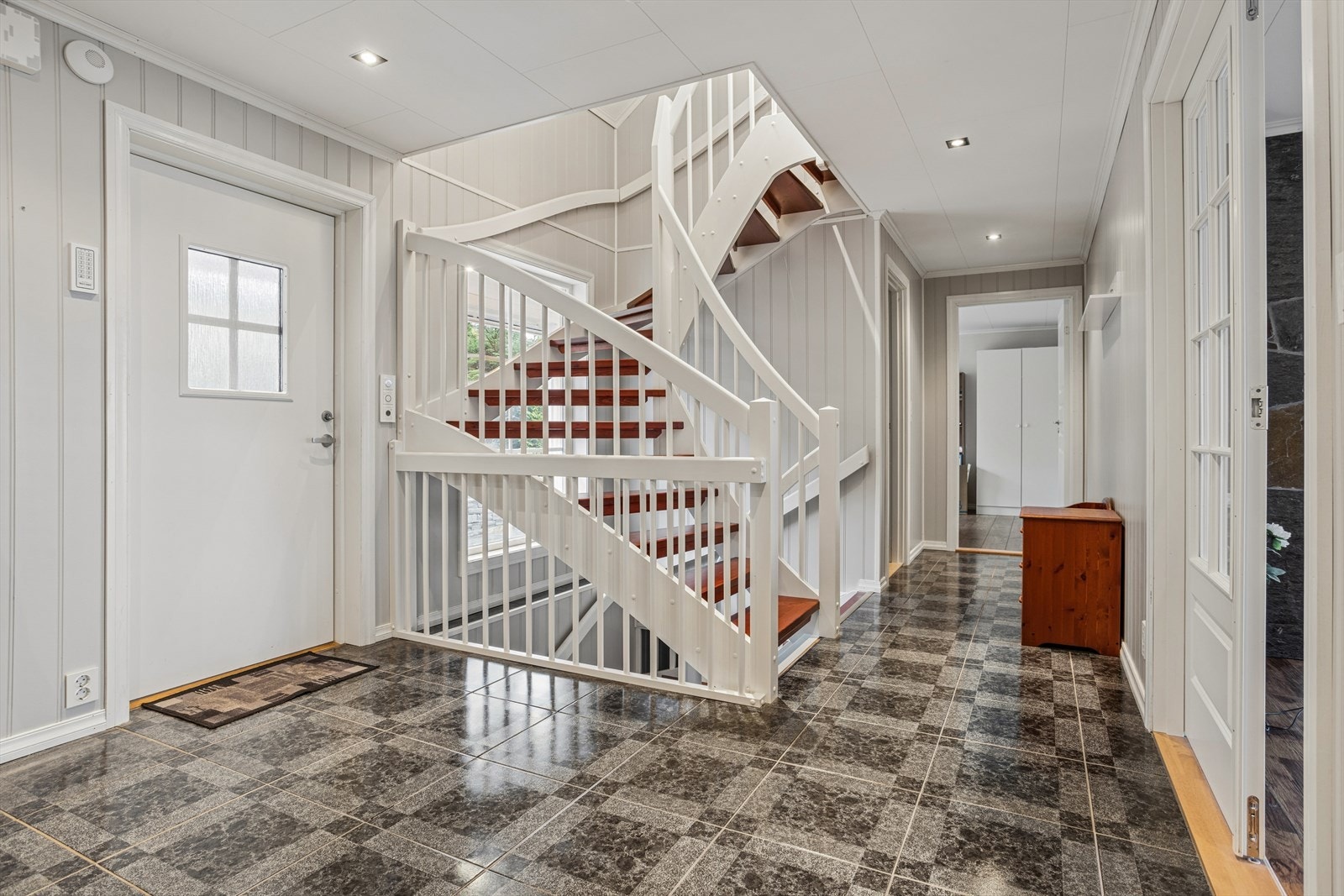 Lys og romslig entré med flislagt gulv, god takhøyde og gode muligheter for oppbevaring Galleribilde