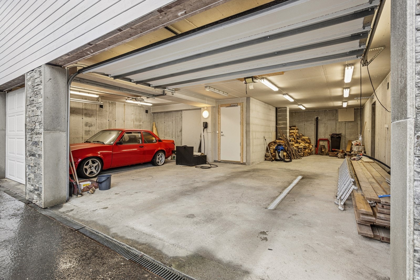 Det er og direkte inngang til boligen via garasjen Galleribilde