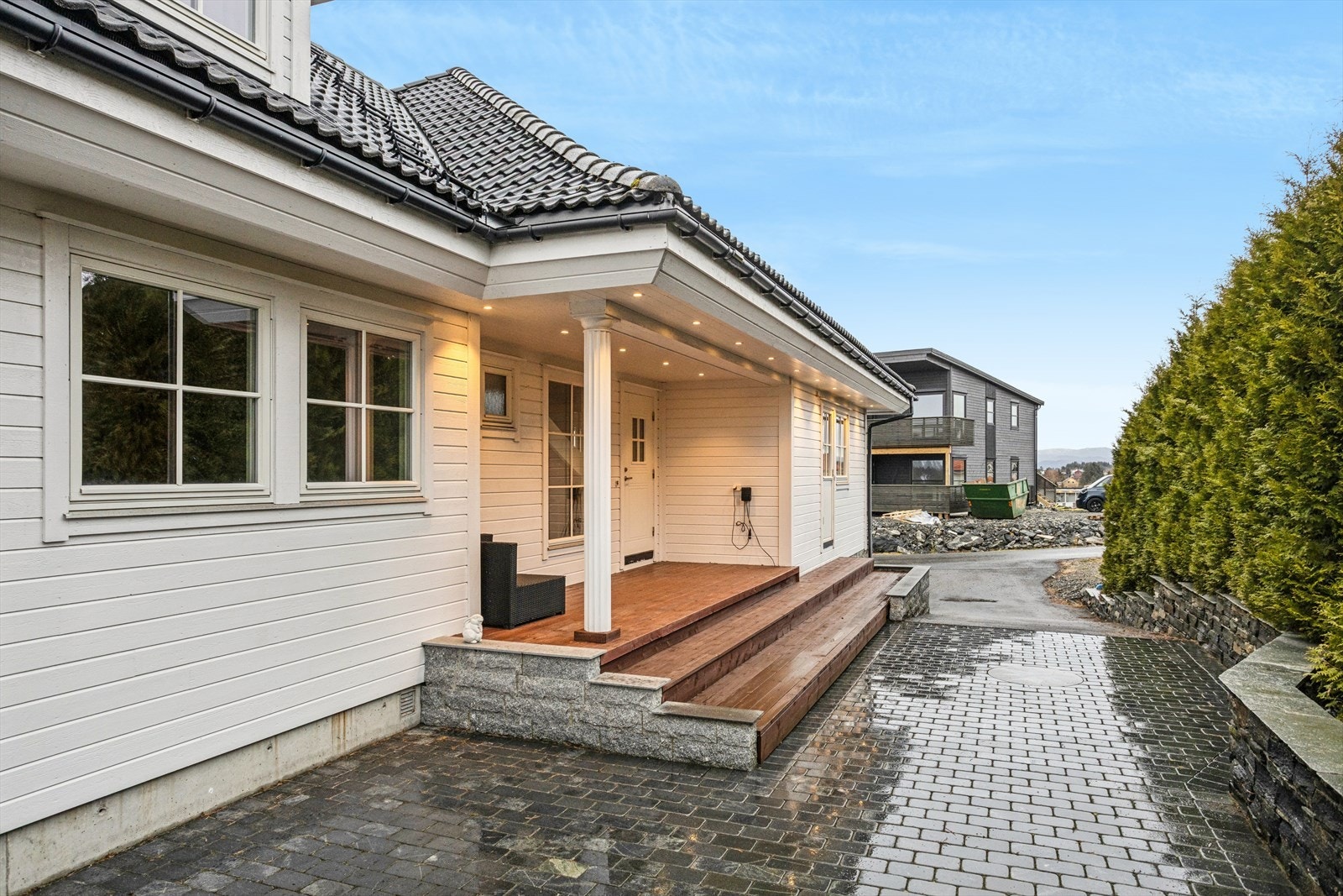 Boligen har et pent og innbydende inngangsparti Galleribilde