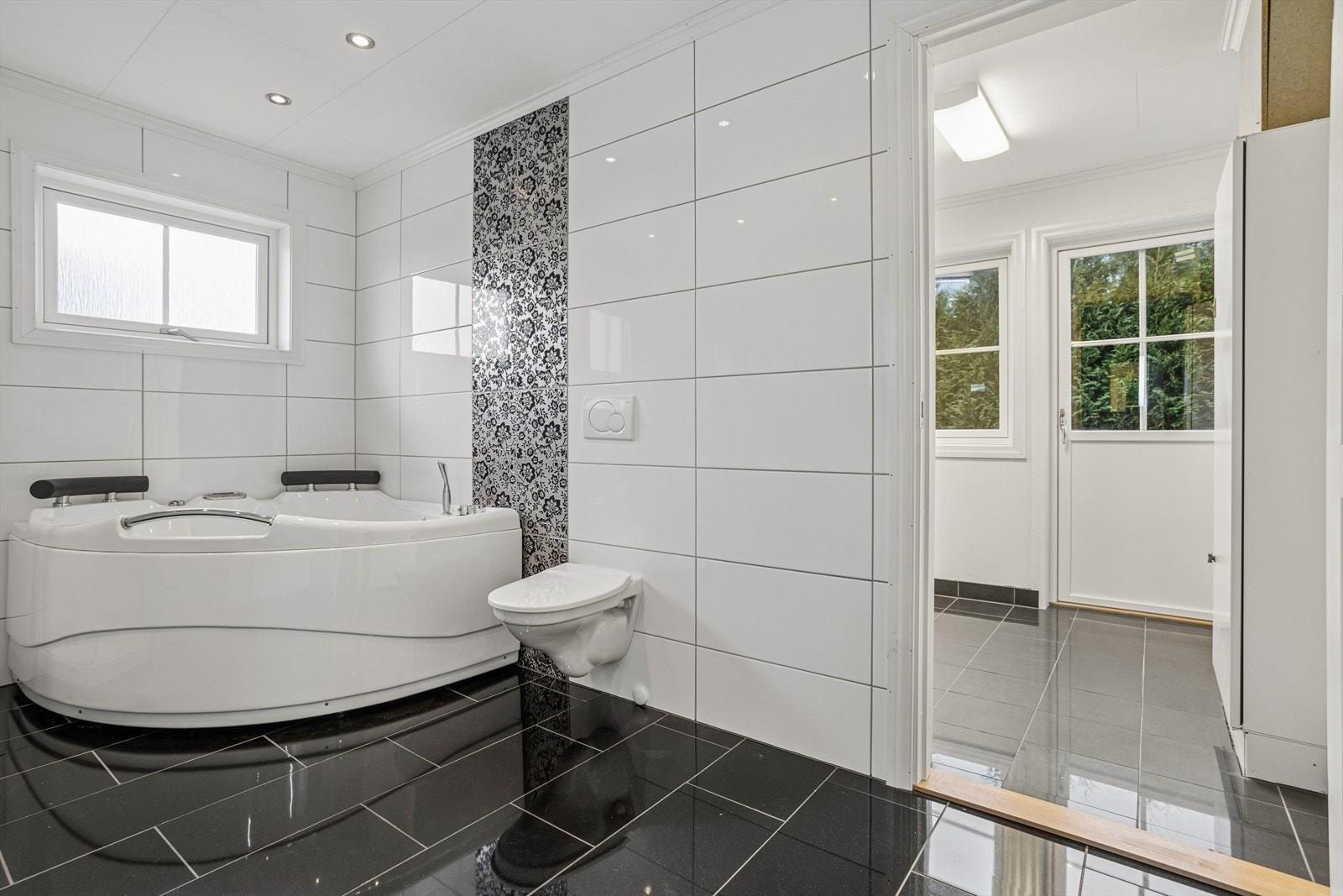 Separat vaskerom tilknyttet badet Galleribilde