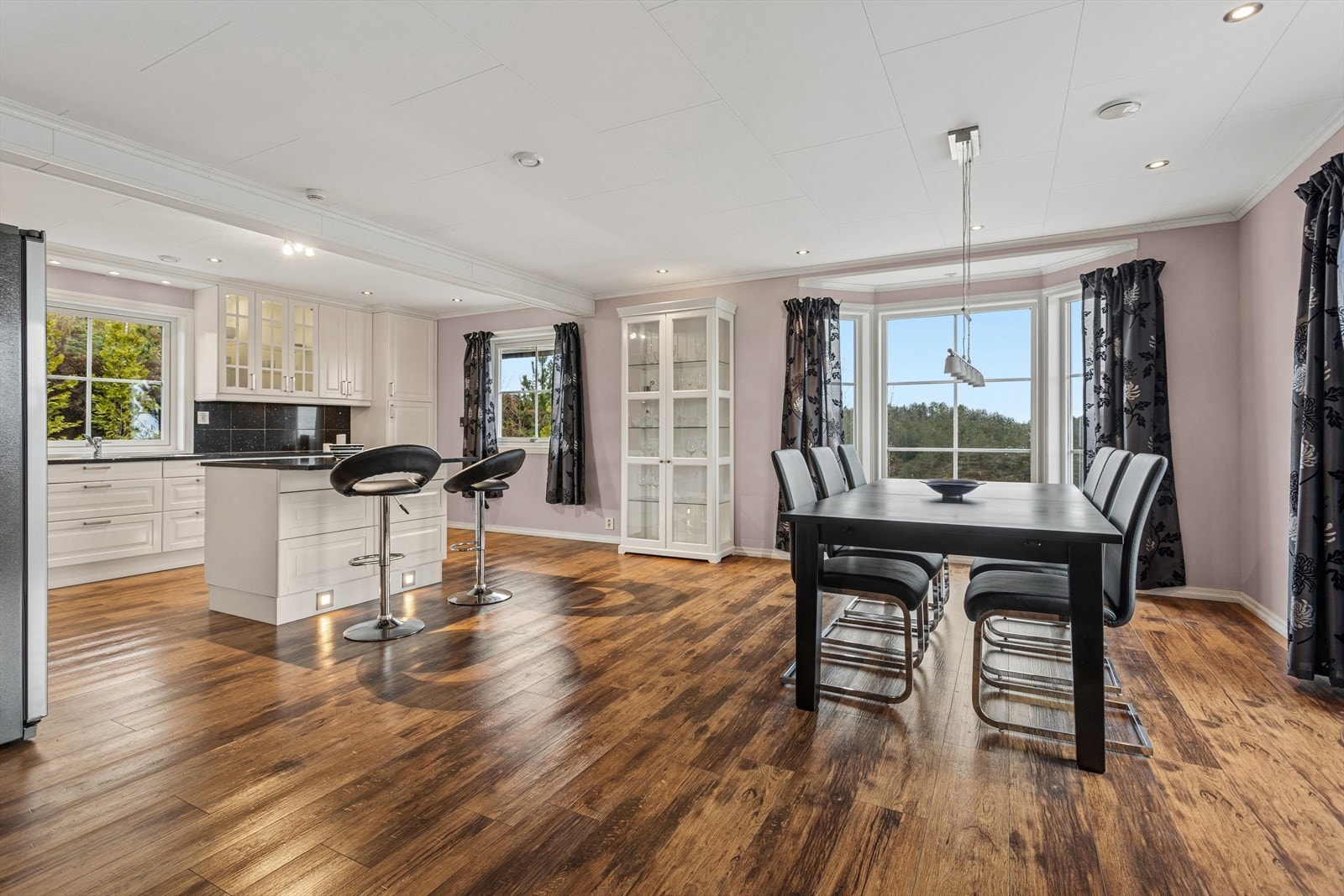 I samme rom som kjøkkenet har du en egen spisegruppe. Galleribilde