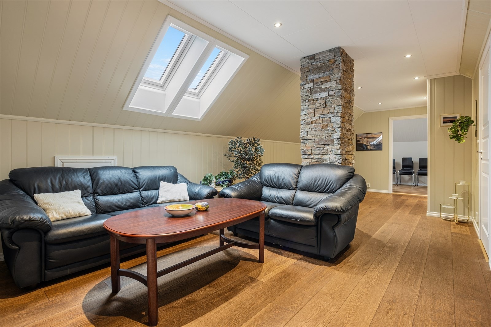 Luftig loftstue med skråtak og god belysning - en romslig og behagelig ekstra oppholdssone. Galleribilde