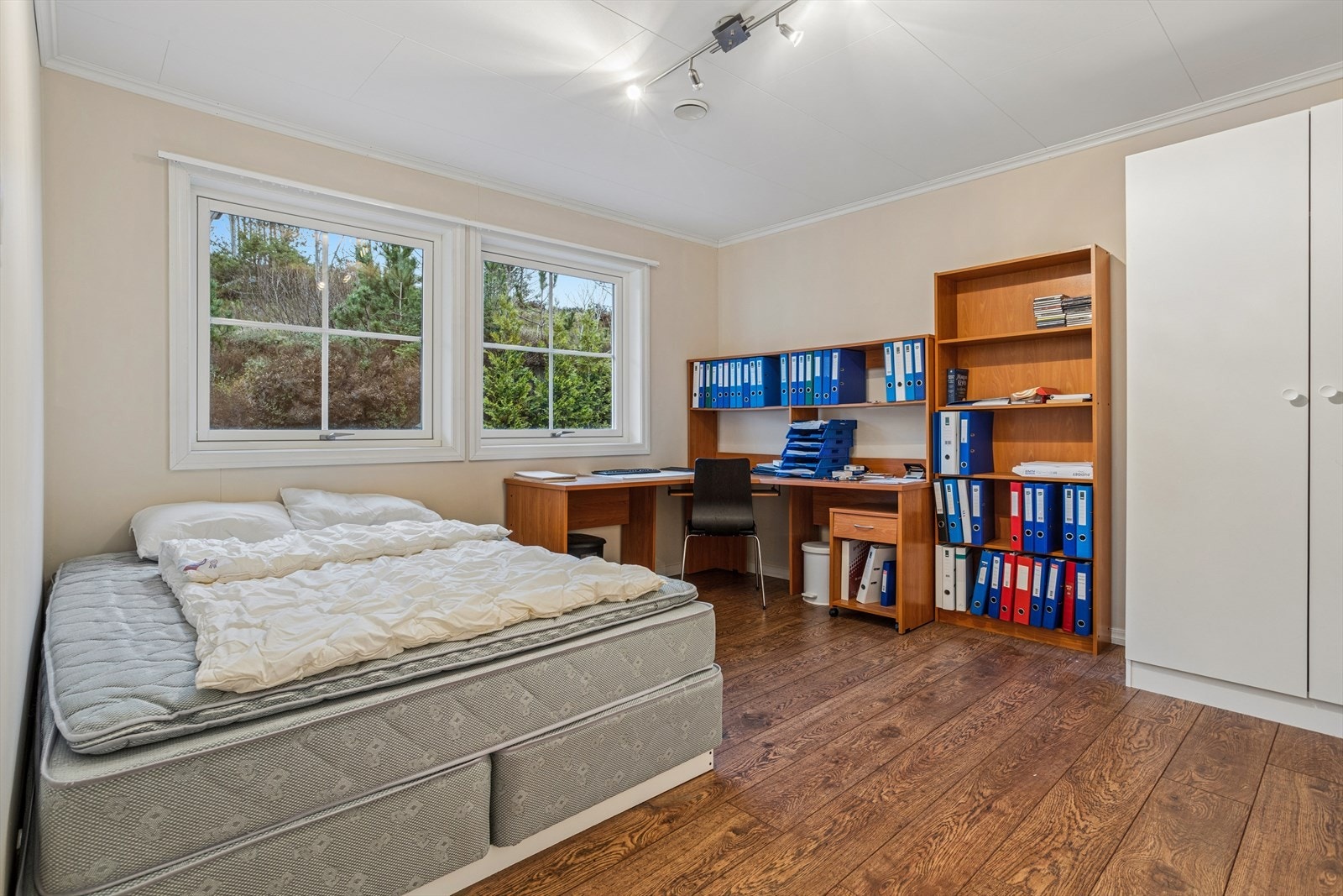 Soverom 2 i 1. etasje er på ca. 13,6 m² og er i dag brukt som kontor. Galleribilde