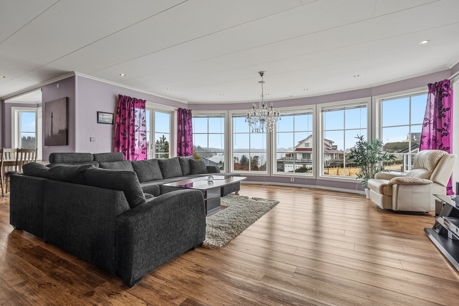 Stuen er boligens samlingspunkt. Legg merke til vinduene! Galleribilde