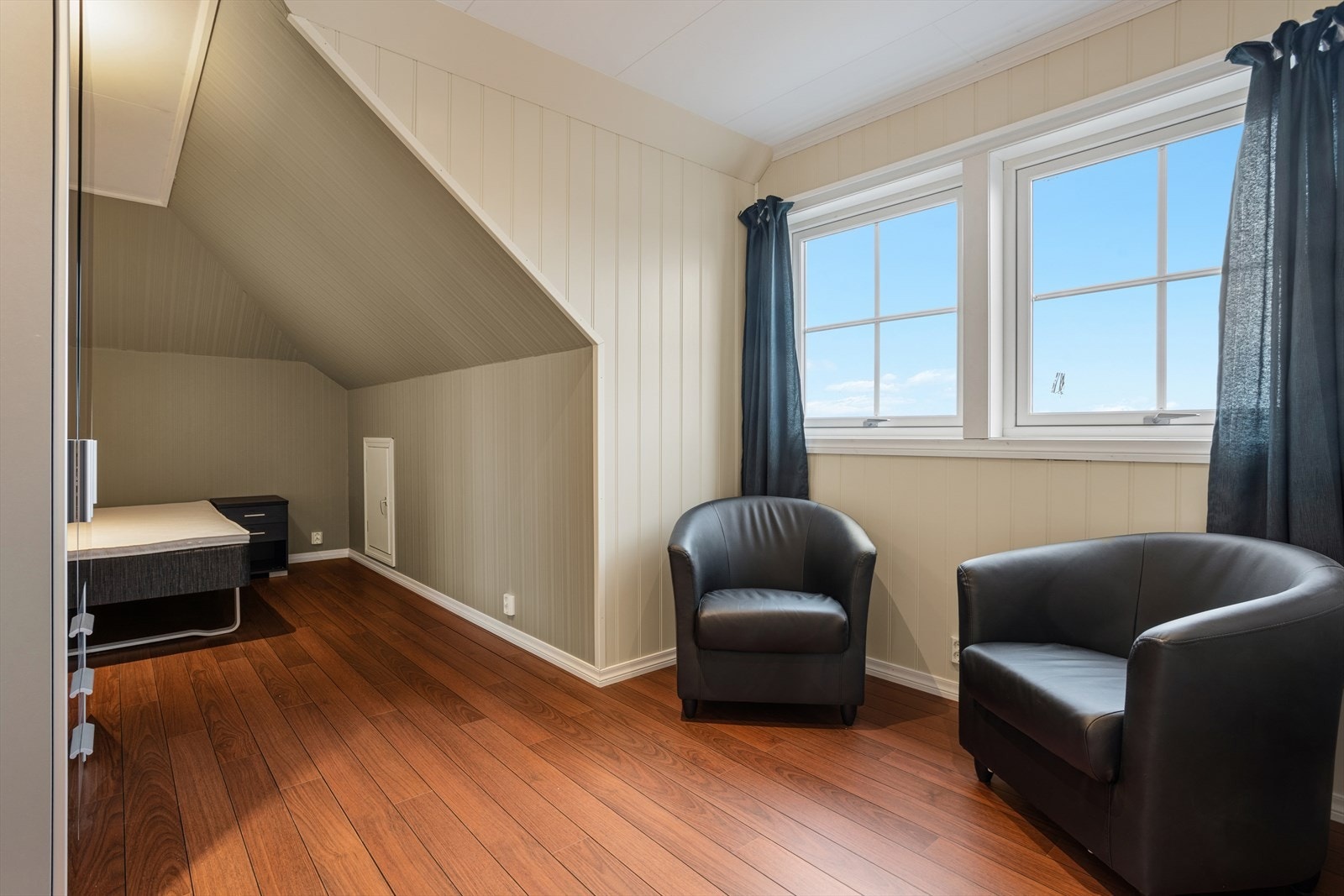 Soverom 3. i loftsetasjen er lyst og romslig på ca. 14,8 m². Galleribilde