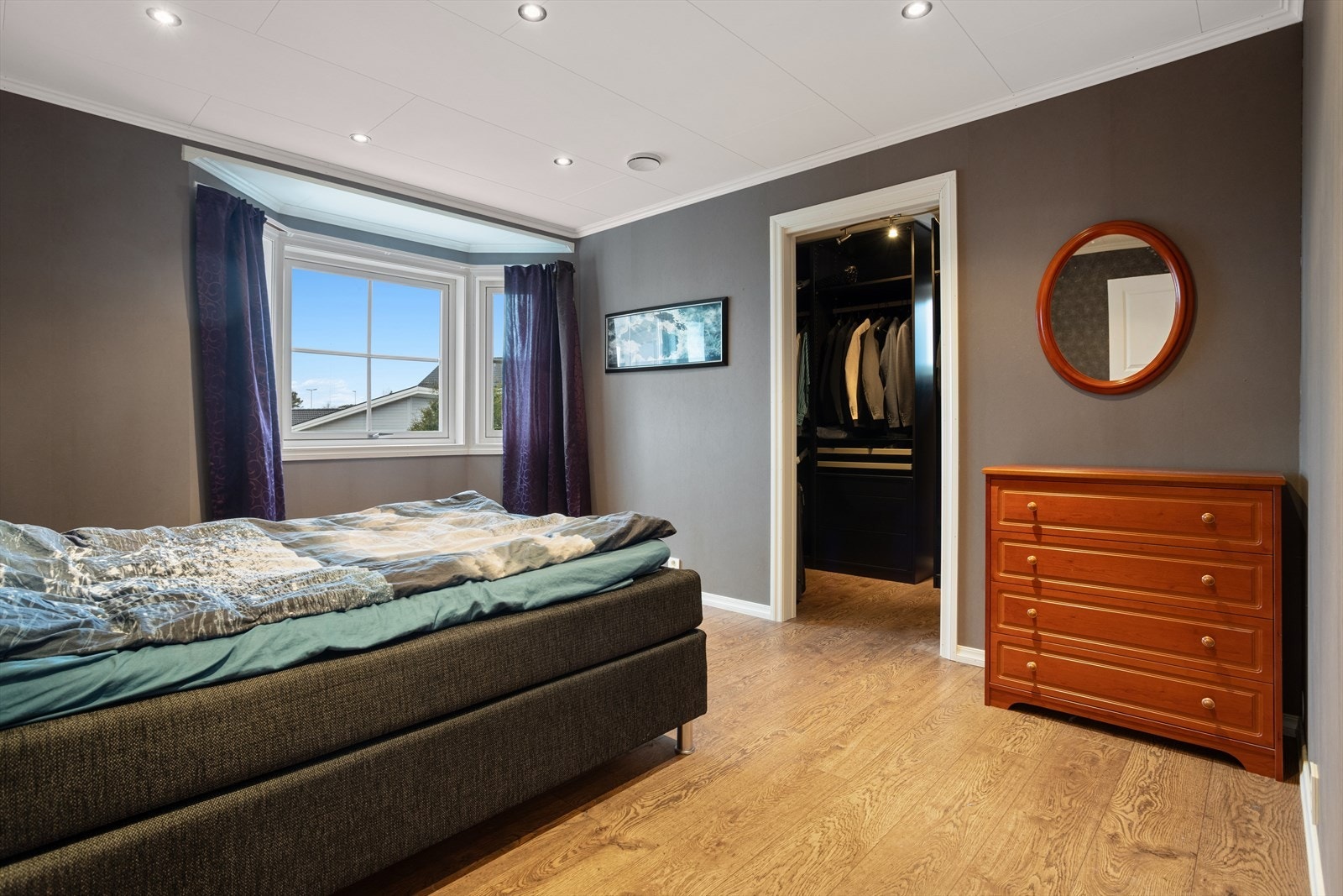 Romslig hovedsoverom med god plass og eget walk-in-closet på 6,5 m²! Galleribilde