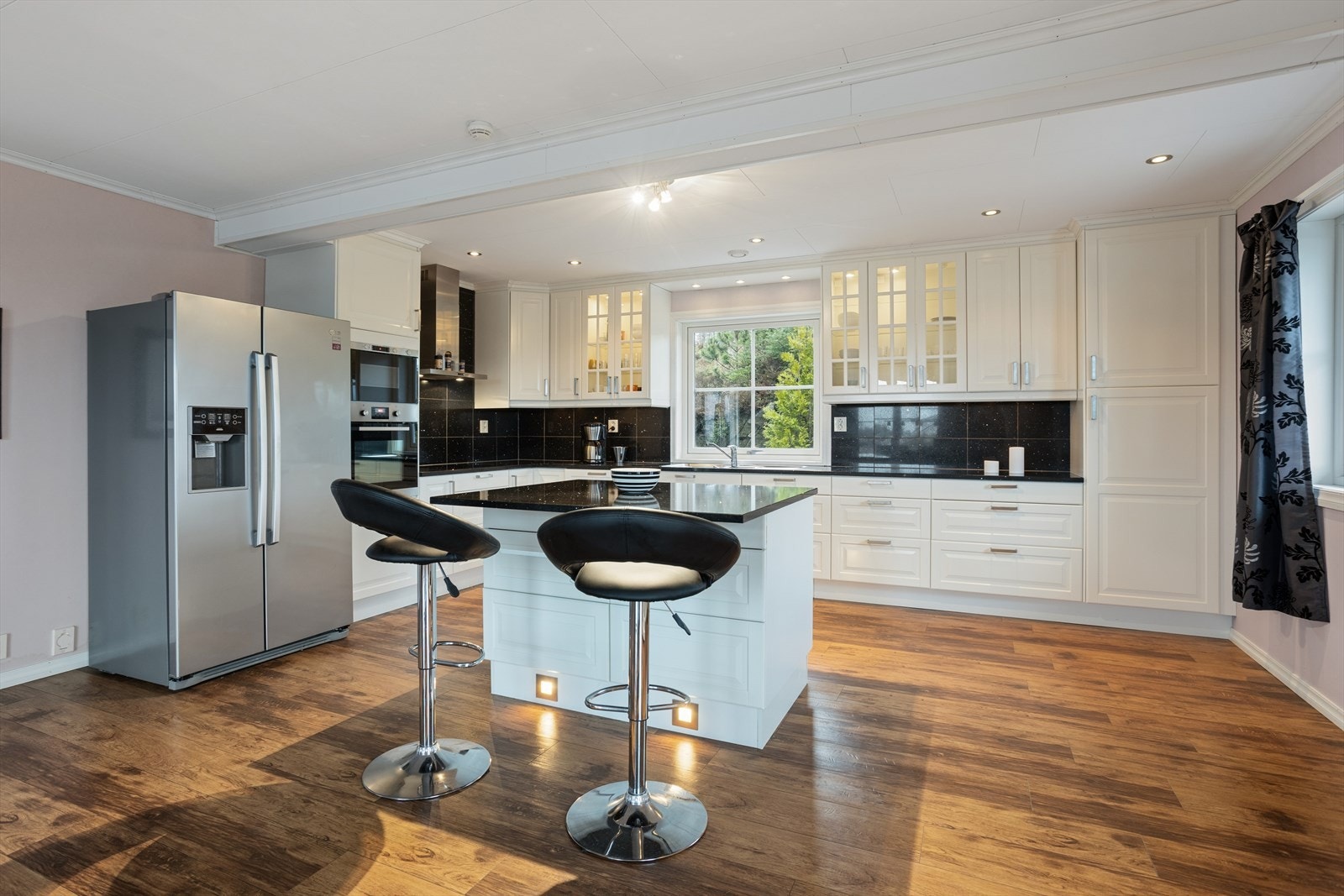 Her får du nedfelt stålvask og platetopp. Integrert stekeovn, mikrobølgeovn og oppvaskmaskin Galleribilde