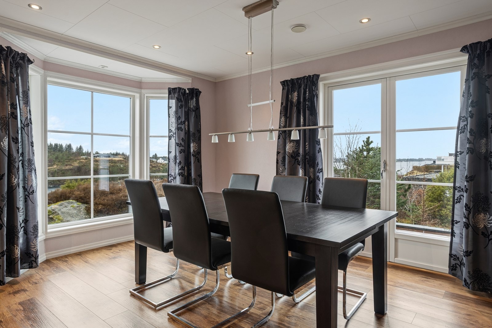 Legg merke til de store vinduene. Her får du rikelig med lysinnslipp Galleribilde