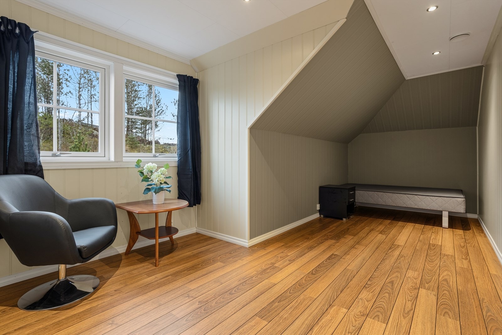 Soverom 4. i loftsetasjen er i likhet med det andre lyst og stort. Dette rommer ca. 15,0 m². Galleribilde