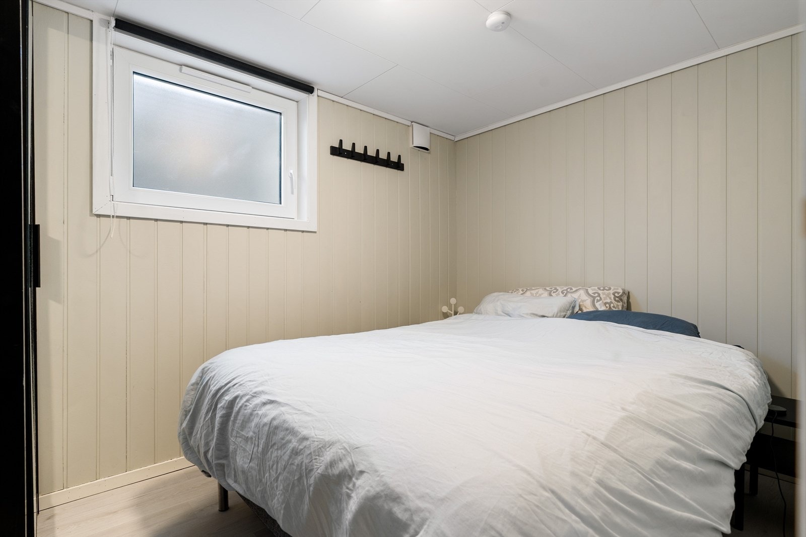 Romslig soverom på 7 kvm med god plass til en dobbeltseng, nattbord og garderobe. Galleribilde