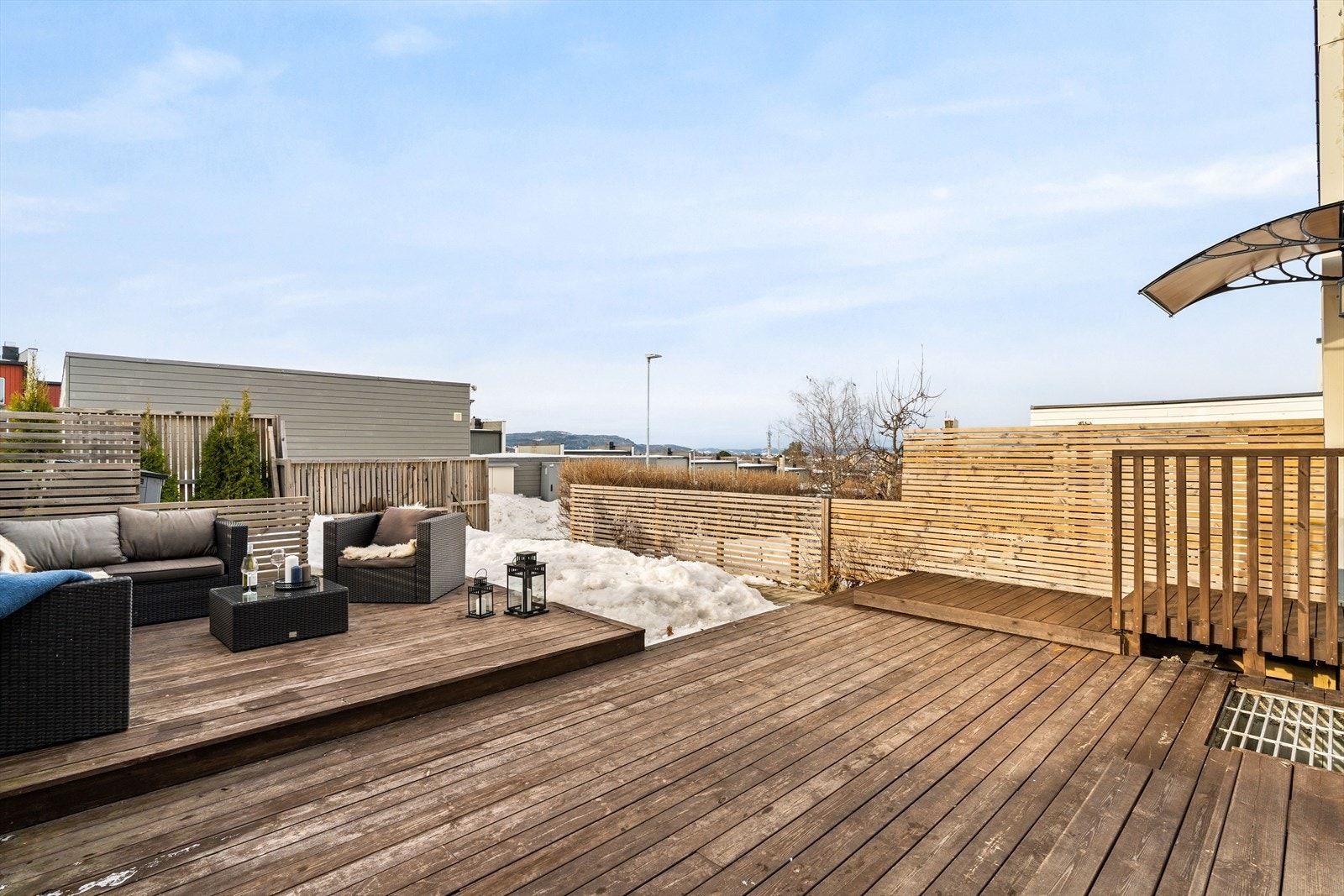 Rekkehuset på 147 BRA fordeler seg over 3 plan og byr på 2 solrike uteplasser, flott utsikt, egen inngang i kjeller og garasjeplass. Galleribilde